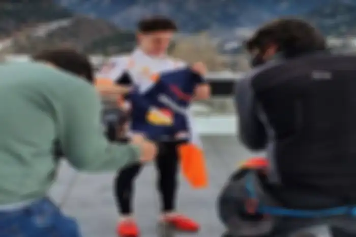 Mantul, Pol Espargaro pamer baju baru dari tim Repsol Honda jelang MotoGP 2021, dapet ucapan spesial segala!