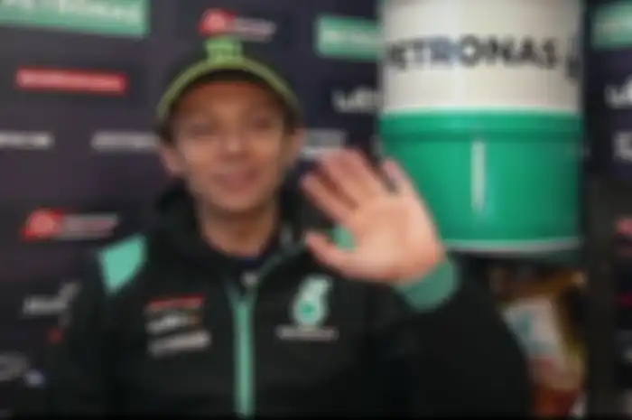 Selain Valentino Rossi, ada dua pembalap MotoGP lain yang ikutan pamer seragam baru.