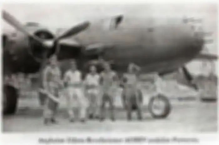 Pilot CIA kami Allen Pope di depan B-25 Mitchell Bomber