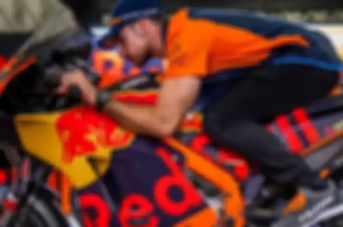 Eks pembalap KTM, Pol Espargaro pamer seragam Repsol Honda, pembalap penggantinya di tim pabrikan KTM gak mau kalah.
