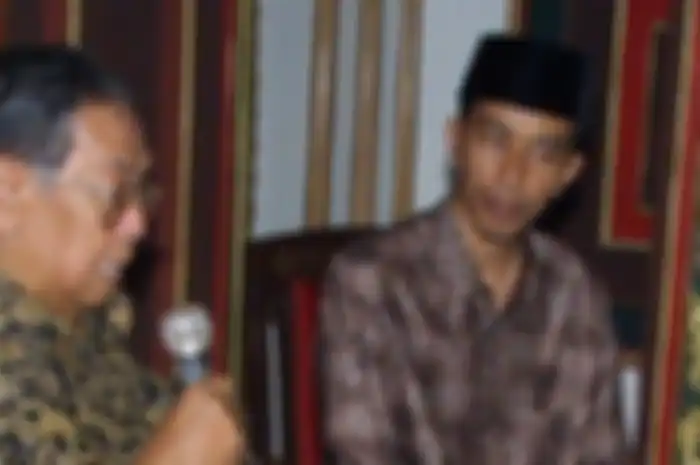 Jokowi duduk di samping Presiden ke-4 RI KH Abdurahman Wahid atau Gus Dur. Foto diambil pada 8 Januari 2006 di Kraton Surakarta ketika Jokowi masih menjabat sebagai Walikota Solo, Jawa Tengah. 