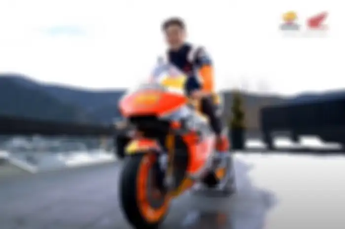Senang banget, pembalap tim Repsol Honda, Pol Espargaro sudah naik motor MotoGP Honda RC213V duluan aja.