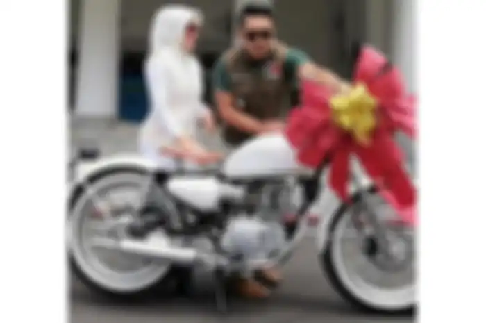 Ridwan Kamil beri kado motor Kawasaki W175 buat Bu Cinta