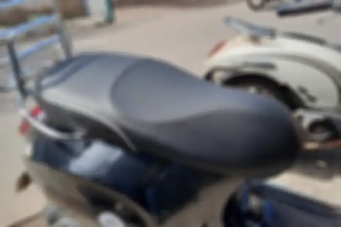 Servis jok motor Vespa matic di bengkel spesialis, siapin budget segini.