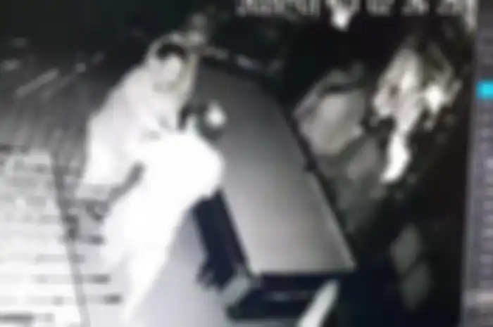 Rekaman CCTV ketika Dua orang karyawan Hotel Batiqa Jababeka, Kecamatan Cikarang Selatan, Kabupaten Bekasi, Jawa Barat dikeroyok tujuh orang yang diduga anggota TNI, pada Minggu (3/1/2021) dini hari. 
