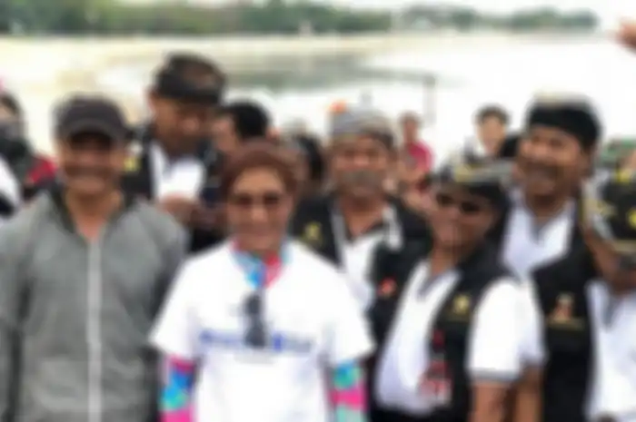 Foto Susi Pudjiastuti saat ikut membersihkan sampah di tanggal 28 Oktober 2018. 
