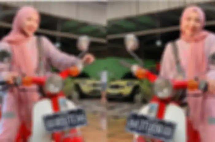 Dalam kesempatan tersebut, Chacha memperlihatkan dua foto saat dirinya di Honda C70.