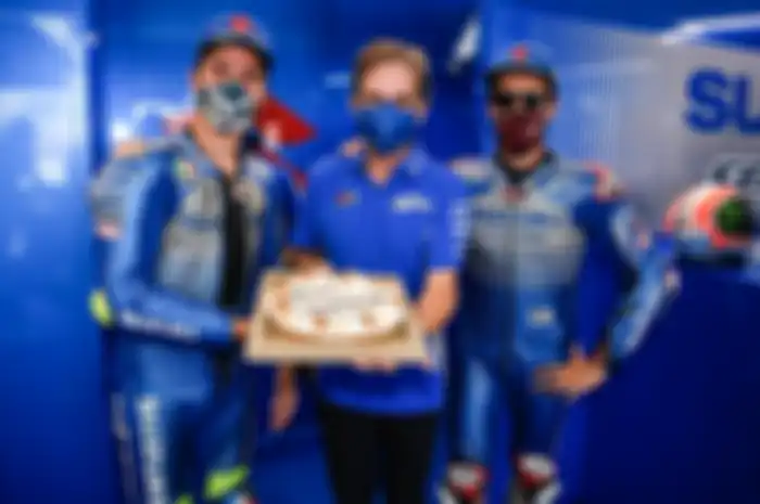 Dua pembalap tim Suzuki Ecstar, Joan Mir dan Alex Rins mengucapkan selamat tinggal kepada Davide Brivio.