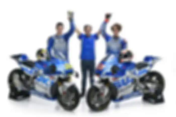 Pembalap Suzuki MotoGP, Joan Mir (kiri) dan Alex Rins (kanan) terharu harus pisah dengan Davide Brivio (tengah) yang membawa keduanya ke kelas premier MotoGP