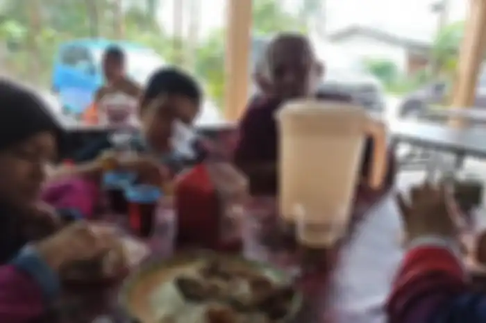 Keluarga Azam Mahat menikmati makanan di salah satu rumah orang yang disangkanya warung makan.