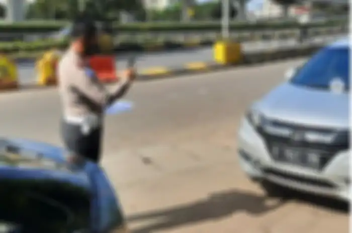 Proses konfirmasi dan pencocokan data kasus tilang elektronik salah alamat ke Honda HR-V milik Lies di Posko ETLE di kawasan Pancoran, Tebet, Jaksel