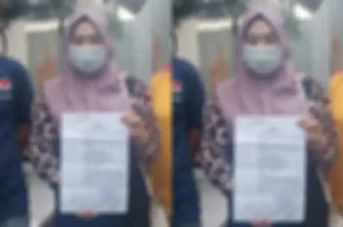 S (36) didampingi kuasa hukumnya Haryanto menunjukan surat penahanan sebelum digelandang ke sel tahanan Polres Demak Jawa Tengah, Jumat (8/1/2021)