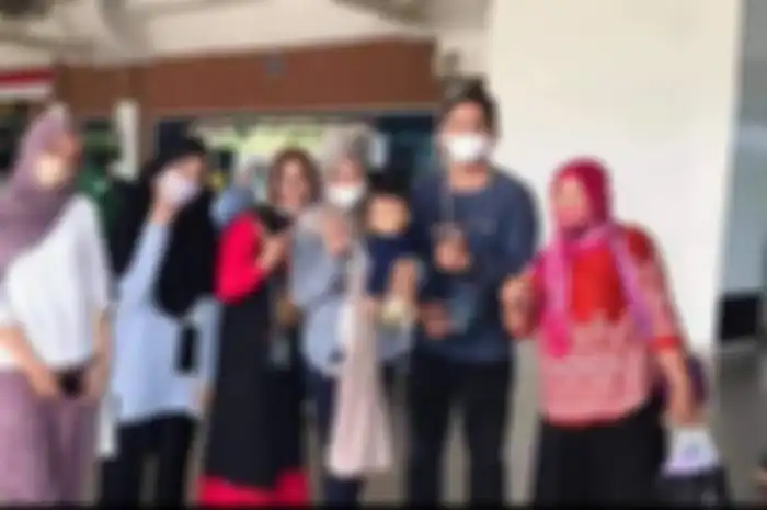 Rizki Wahyudi, Ibunda Rizki, dan istri (menggendong anak), serta sanak saudara akhir tahun lalu di bandar udara. Mereka sekeluarga jadi korban pesawat Sriwijaya Air SJ 182. 