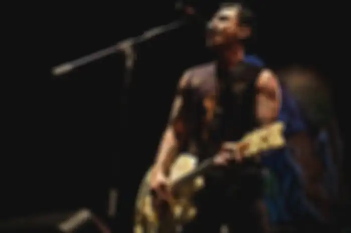 Bobby 'Superman Is Dead' manggung dengan kaos produksi Electrohell