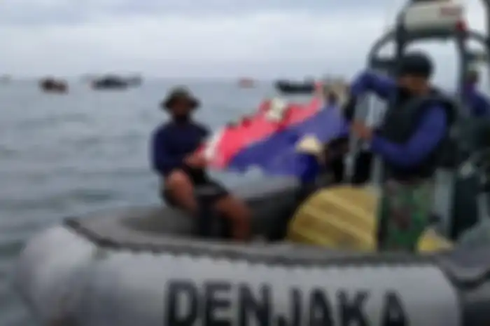 Tim SAR Gabungan dari Detasemen Jalamangkara (Denjaka) TNI AL menemukan serpihan pesawat Sriwijaya Air.