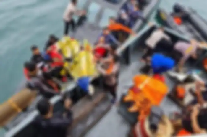 Tim penyelam gabungan dari Ditpolairud, Polda Metro Jaya, Polda Banten dan Pas Pelopor Korps Brimob Polri membantu proses pencarian korban dan tubuh pesawat Sriwijaya Air SJ182 di sekitar Pulau Laki, Kepulauan Seribu, Minggu (10/1/2021). 