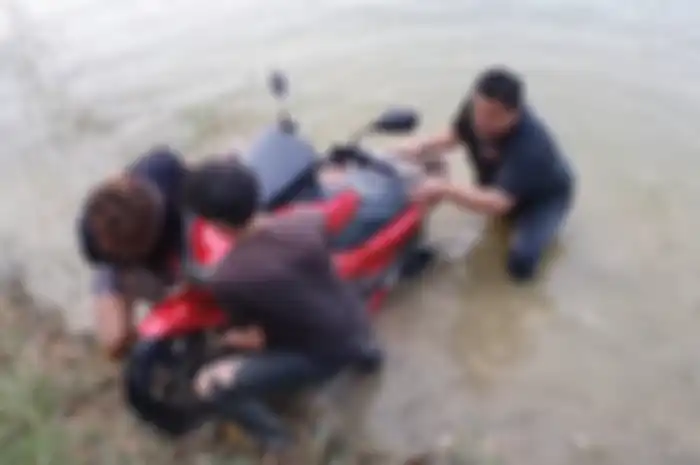 Motor Honda PCX 160 2021 dites lewati air sungai