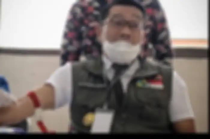 Gubernur Jawa Barat Ridwan Kamil jalani pengambilan darah di puskesmas Garuda di Kota Bandung, Rabu 30/9/2020. 