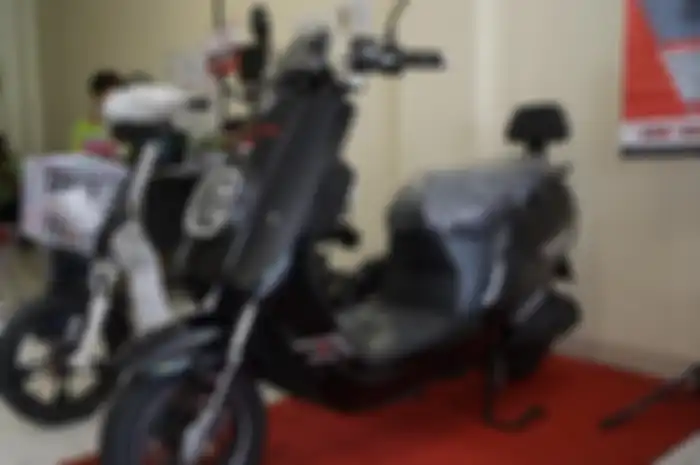 Foto ilustrasi. Harga motor listrik Selis E-Max versi dua baterai, jarak tempuh segini biaya cas Rp 5 ribuan.