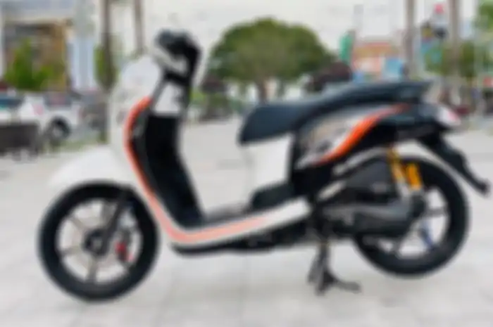 Meski minimalis, modifikasi motor Honda Scoopy ini pasok aksesoris berkelas.