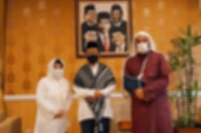 Menko Polhukam Mohammad Mahfud MD menerima kunjungan Syekh Ali Jaber di kediamannya, 20 September 2020. Mahfud MD menyebut Syekh Ali Jaber adalah contoh ulama yang menyejukan. 