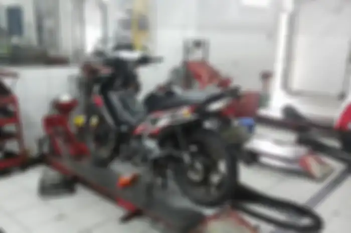Ilustrasi servis motor di bengkel AHASS. Geger muncul oknum mekanik curang di bengkel resmi Honda AHASS. kenali ciri struk servis yang benar.