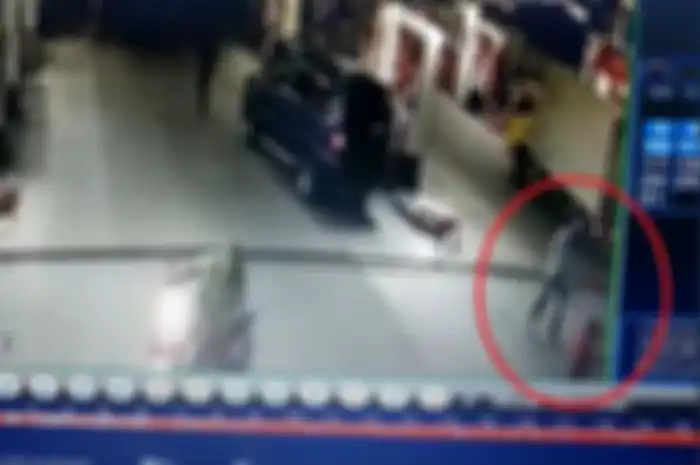 Viral, video detik-detik petugas SPBU dibacok karena menegur pemotor untuk mematikan rokoknya saat ingin mengisi bensin.