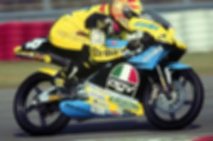 Pembalap MotoGP lain ganti helm dan baju balap di MotoGP 2021. Valentino Rossi tetap bertahan dengan helm AGV dan baju balap Dainese sejak 1996 lalu