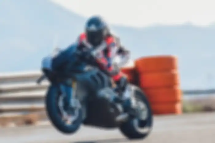 Walah, pembalap debutan MotoGP 2021 Jorge Martin latihan naik motor standar aja kencang. Gimana motor MotoGP?