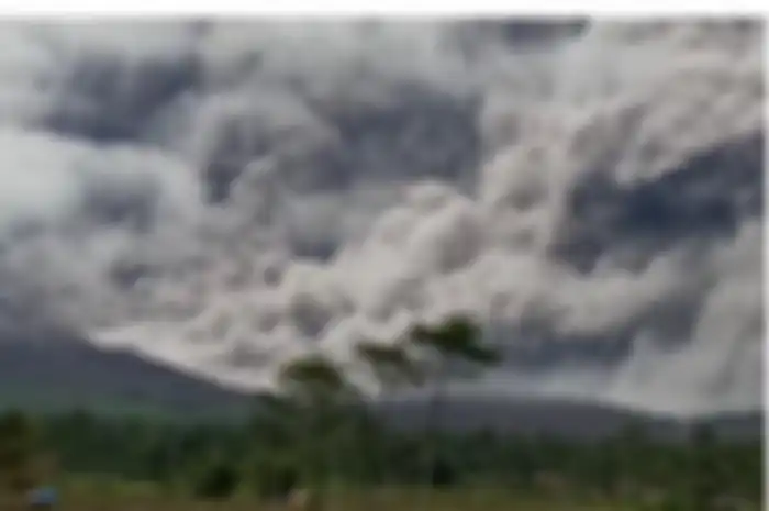 Ilustrasi Foto. Gunung Semeru meletus