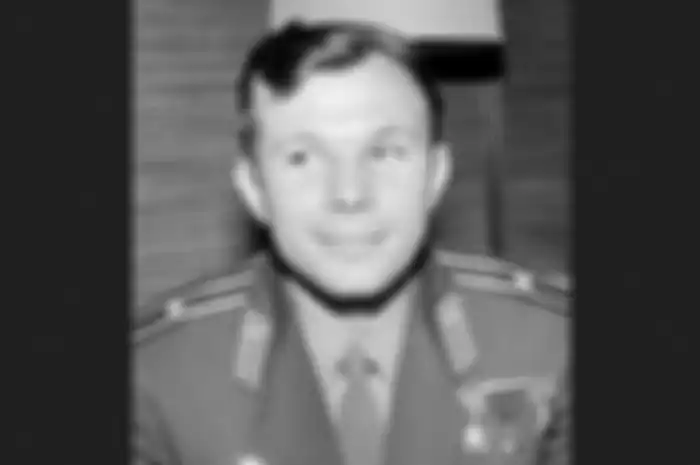 Orang   Yuri Gagarin Pertama yang Berhasil Meluncur ke Ruang Angkasa Menggunakan Pesawat Vostok 1