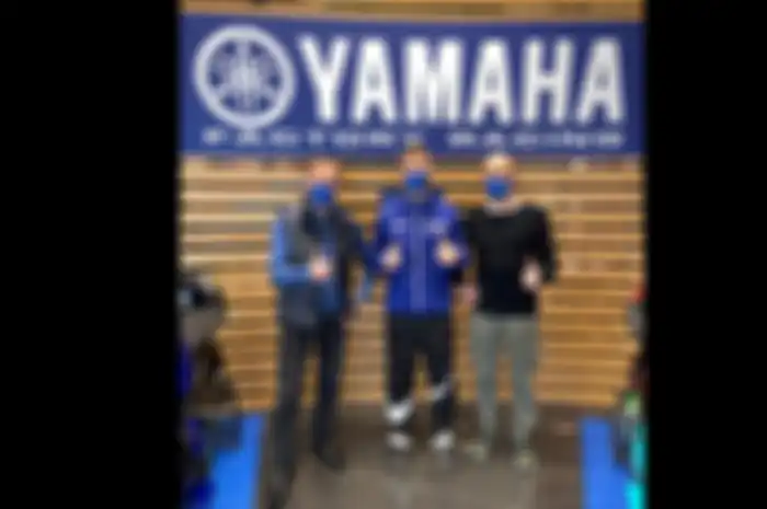 Penampakan pengganti Valentino Rossi di tim Yamaha pabrikan Fabio Quartararo (tengah) didampingi Lin Jarvis (kiri) dan Massimo Meregalli (kanan) di Gerno di Lesmo Italia