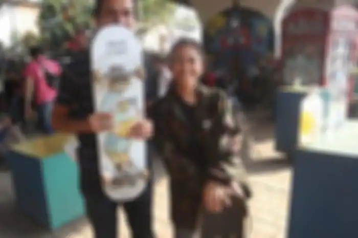 Muhammad Absar atau lebih dikenal dengan nama Absar Lebeh bersama pasangannya Putri Gracetia saat hadir di Bandung Skateboarding Day