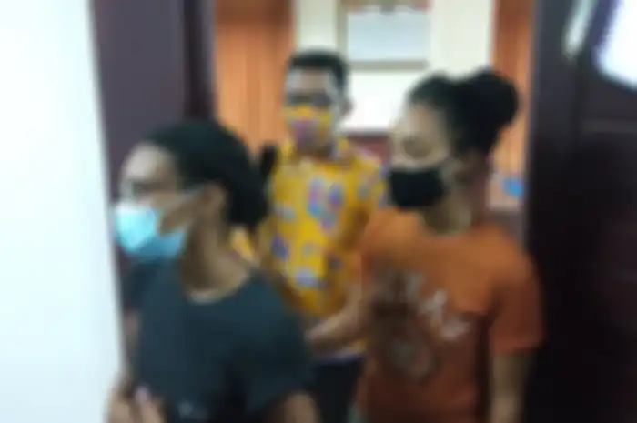Kristen Antoinette Gray (baju hitam) dan pasangannya Saundra Michelle Alexander (baju kuning) di Kanim Denpasar, Selasa (19/1/2021).