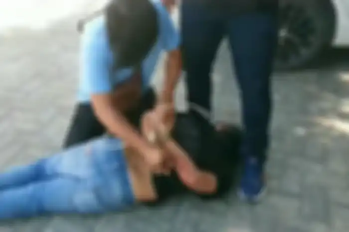 Debt collector diringkus dan diikat cable ties oleh polisi 