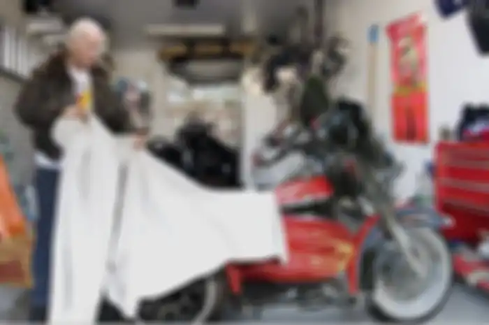 Joe Biden saat berpose dengan Harley-Davidson lawas miliknya.