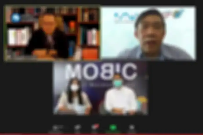 CEO FIF GROUP Margono Tanuwijaya (sebelah kanan) memberikan kata sambutan pada pembukaan acara Monthly Business Clinic (MOBIC) FIF GROUP bersama narasumber Prof. Rhenald Kasali Ph.D (sebelah kiri) yang dilaksanakan secara virtual, Selasa (19/1/2021).