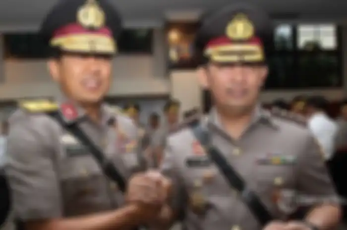 Calon Kapolri Komjen Listyo Sigit Prabowo (kanan) berencana akan menghapus tilang di jalan, yang biasa dilakukan oleh polisi lalu lintas (polantas).