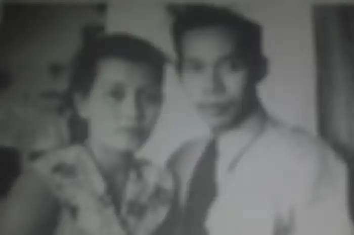 Jenderal Hoegeng Imam Santoso bersama istrinya Merry Roeslani.