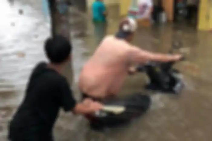 Ilustrasi motor terobos banjir.