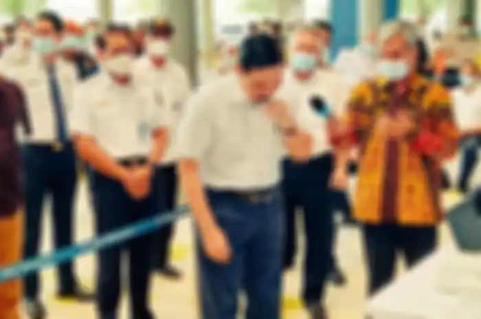 Luhut Binsar Pandjaitan saat menjajal langsung GeNose dan hasilnya negatif COVID-19. 
