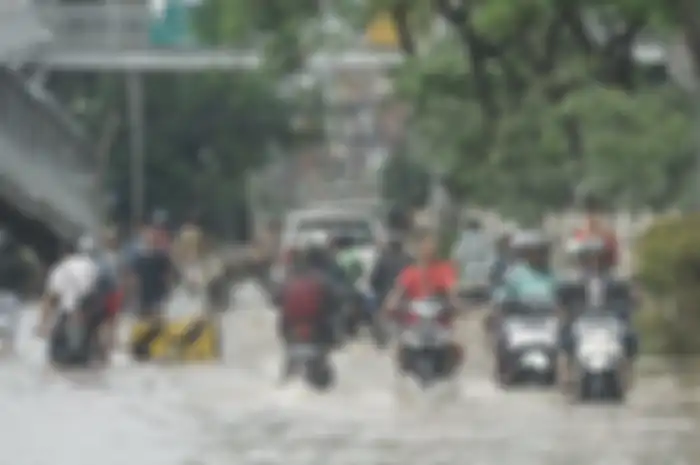Ilustrasi motor terobos banji. Motor terobos banjir ternyata ada tekniknya, bikers jarang yang paham nih.