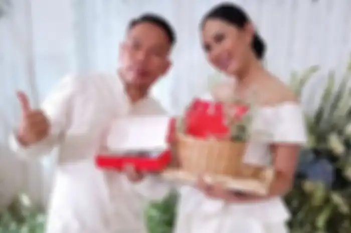 Momen lamaran Kalina Ocktaranny dan Vicky Prasetyo