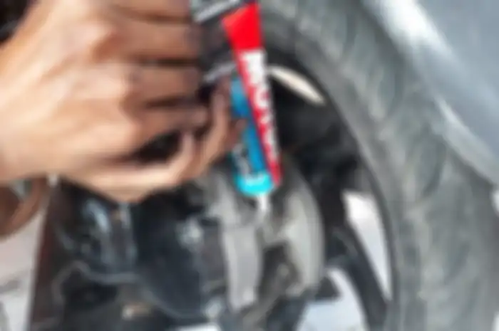 Ilustrasi. Jangan kaget jika oli bekas gardan motor matic masih bening, bukan indikasi oli palsu kok!