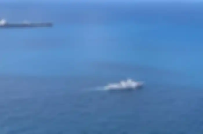 KN Marore 322 milik Badan Keamanan Laut (Bakamla) tengah mengawal tanker MT Horse berbendera Iran menuju Batam.