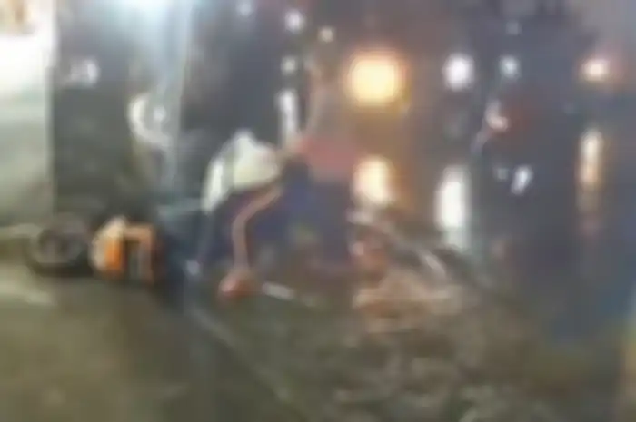 Brutal, video detik-detik geng motor serang pemotor, motor matic dibawa kabur.