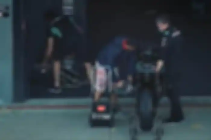 Bukan cuma Valentino Rossi, video pembalap tim Monster Energy Yamaha, Fabio Quartararo juga punya ritual aneh sebelum balap.