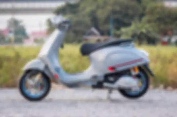 Pilih warna bodi kalem, modifikasi motor Vespa Sprint ini juga terlihat hedon.