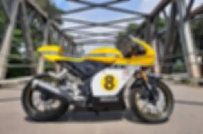 Modifikasi motor Yamaha R15 Neo Cafe Racer, pakai livery Speed Block di motor balap Yamaha YZR500 milik Kenny Roberts.