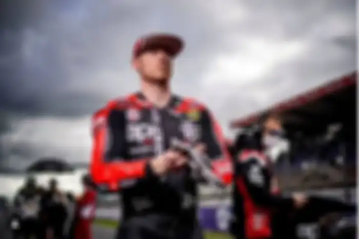 Test rider Aprilia di MotoGP, Bradley Smith hengkang ke WSBK bergabung di tim yang sama dengan Galang Hendra, yaitu Ten Kate Racing Yamaha.